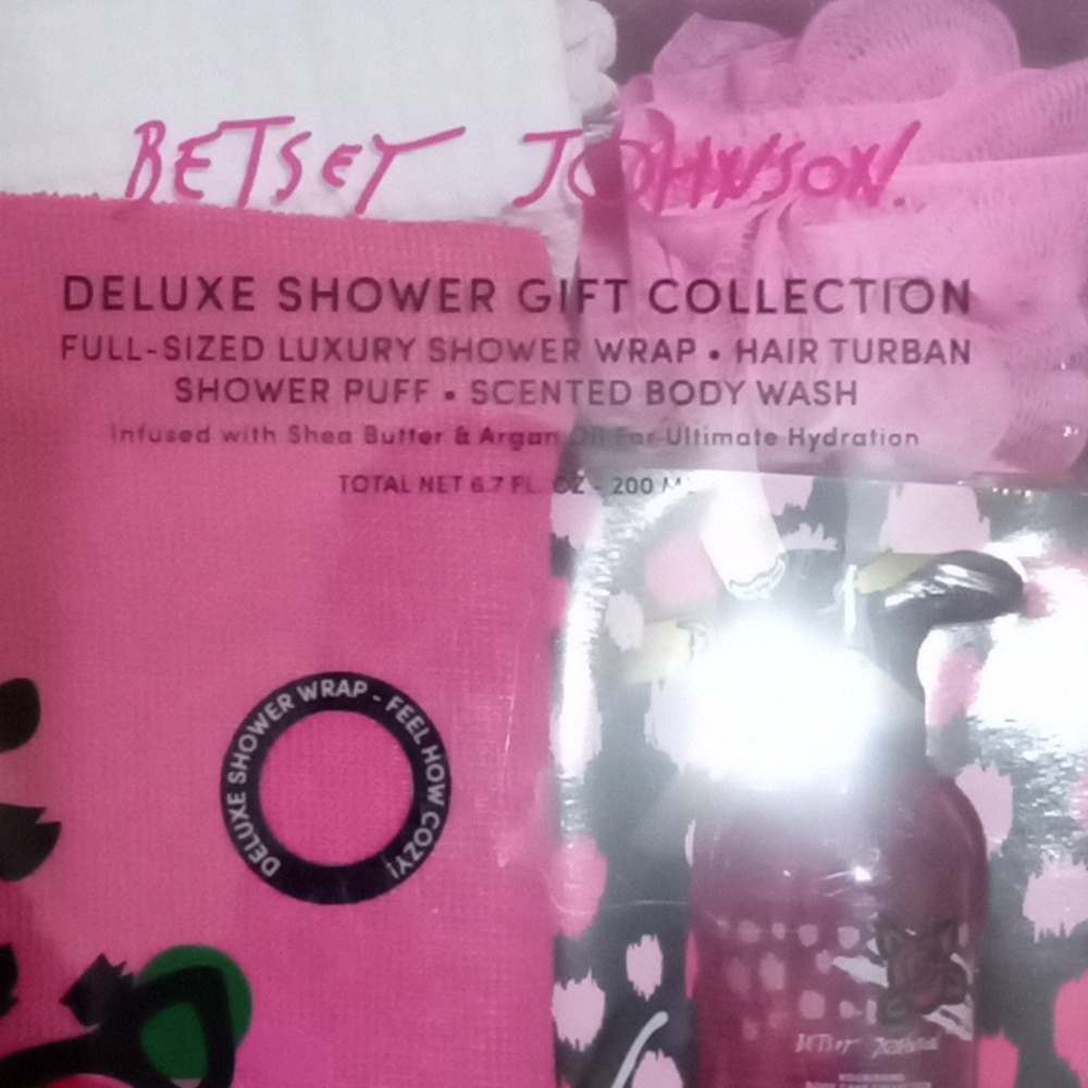Betsey Johnson Deluxe Shower Gift Collection πππ - Picture 2 of 6